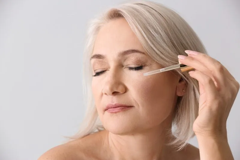 Jakie wybrać serum do twarzy na głębokie zmarszczki i jak stosować?